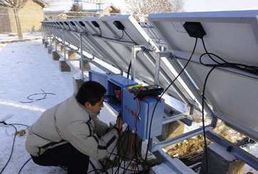 2008年3月21日英利向甘肅會寧縣三房吳中學捐贈32.4千瓦太陽能光伏電站